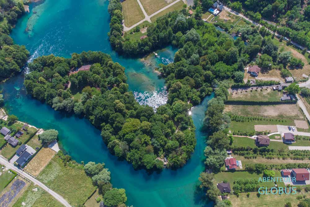 Racic bei Bihac: Ferienpark Japodski Otoci (auch Japodske Otoke oder The Island Japod) im Fluss Una aus der Vogelperspektive