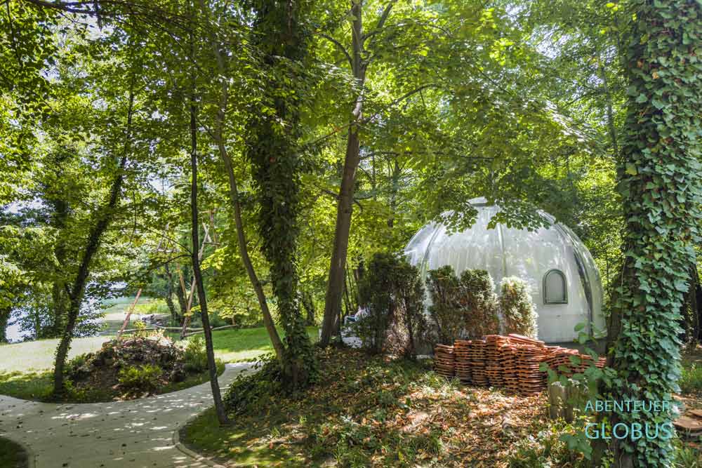 Racic bei Bihac: Kuppelhaus im Familienpark Japoski Otoci (auch Japodske Otoke oder The Island Japod) 