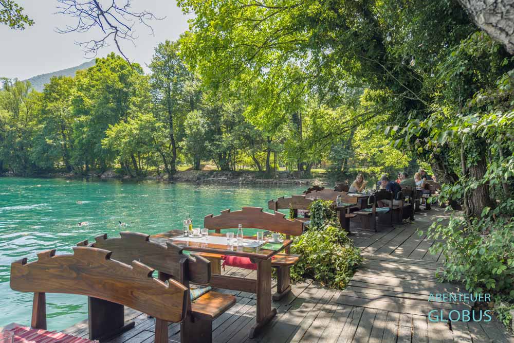 Racic bei Bihac: Restaurant im Feriendorf Japoski Otoci (auch Japodske Otoke oder The Island Japod) auf fünf Inseln in der Una