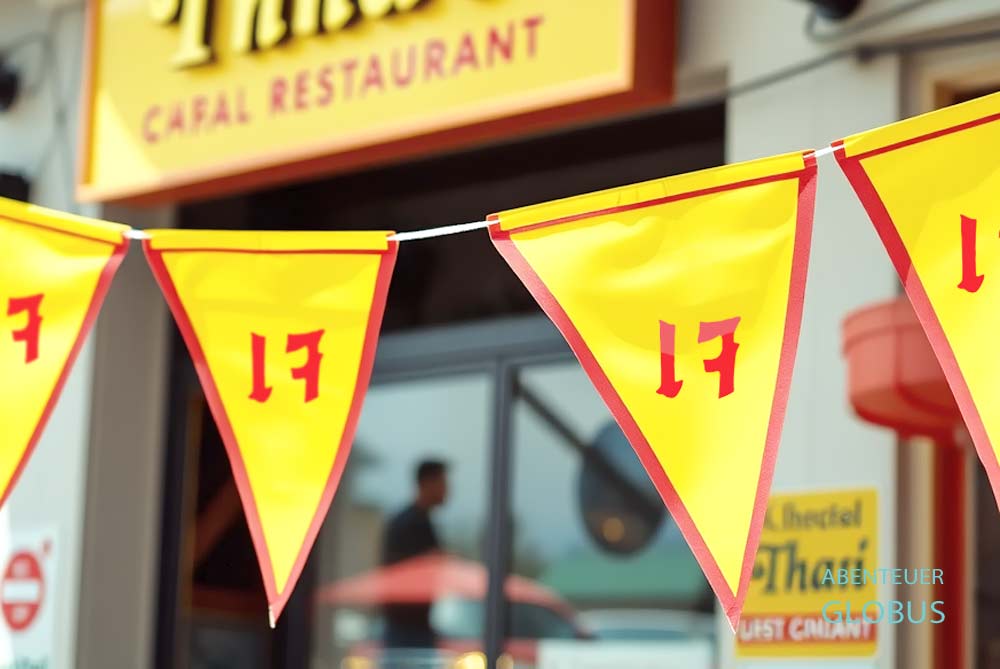 Gelbe Wimpelketten mit der Aufschrift für veganes Essen.