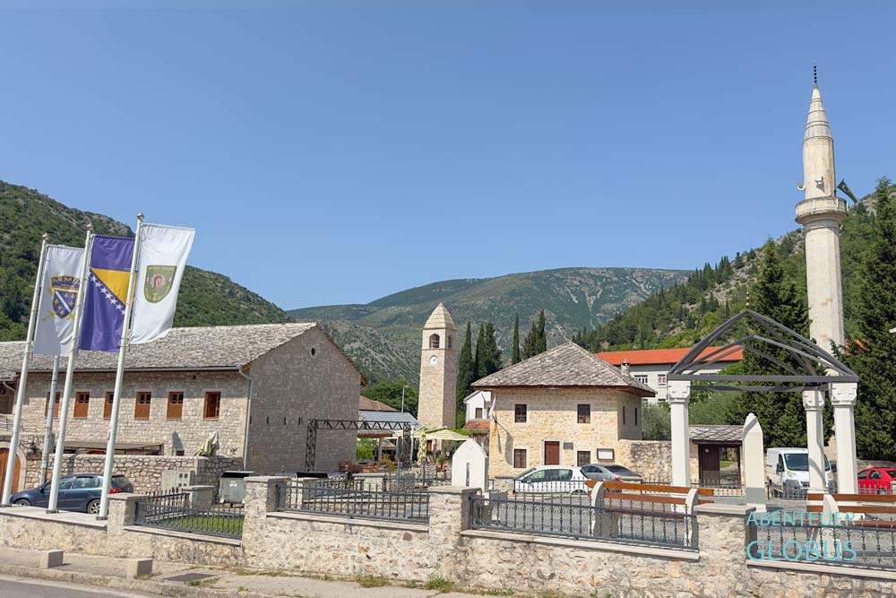 Sultan Selim Moschee und Uhrturm am Marktplatz in der historischen Altstadt von Stolac