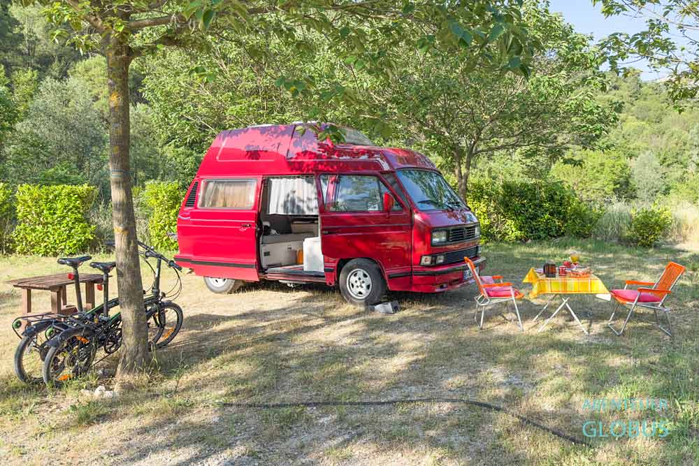 VW T3 auf einem Stellplatz im Autocamp Heaven in Nature (River Camp Heaven in Nature) in Stolac, Bosnien-Herzegowina.