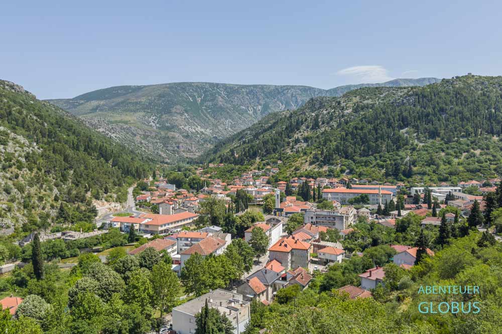 Ausblick auf die Kleinstadt Stolac und die Hügellandschaft
