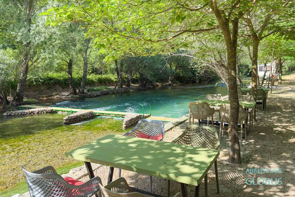 Cafe-Bar und Badestelle im Fluss Bregava vom Autocamp Heaven in Nature