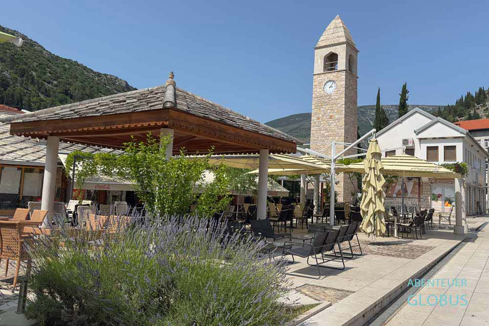 Historisches Gebäudeensemble: Stolac Carsija (Marktplatz) mit Uhrturm und Restaurants in Stolac