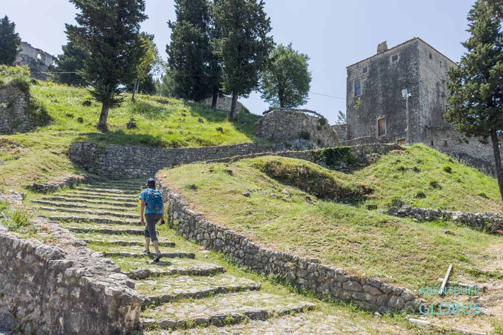 Festungsanlage Vidoski mit Turm und Ruinenresten 
