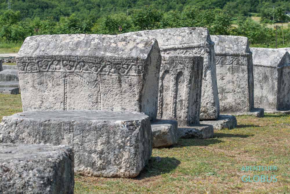 Stecak-Grabsteine mit Verzierungen auf dem Grabfeld Nekropole Radimlja,  Sehenswürdigkeit und UNESCO-Weltkulturerbe bei Stolac  