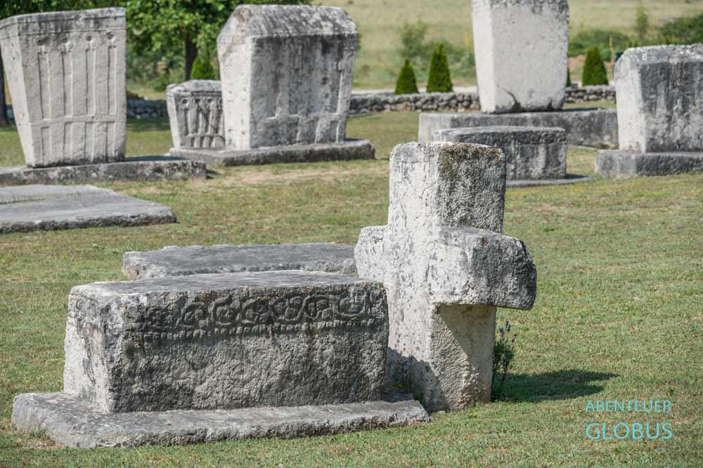 Sehenswürdigkeit und UNESCO-Weltkulturerbe bei Stolac: Grabstätte Nekropola Radimlja mit Stecci, Grabsteine der Bogomilen