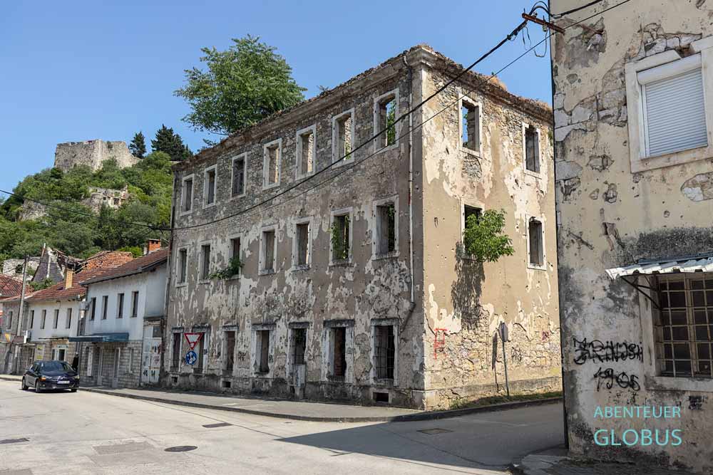 Stolac: Diese Häuserruinen stammen noch aus dem Bosnienkrieg.
