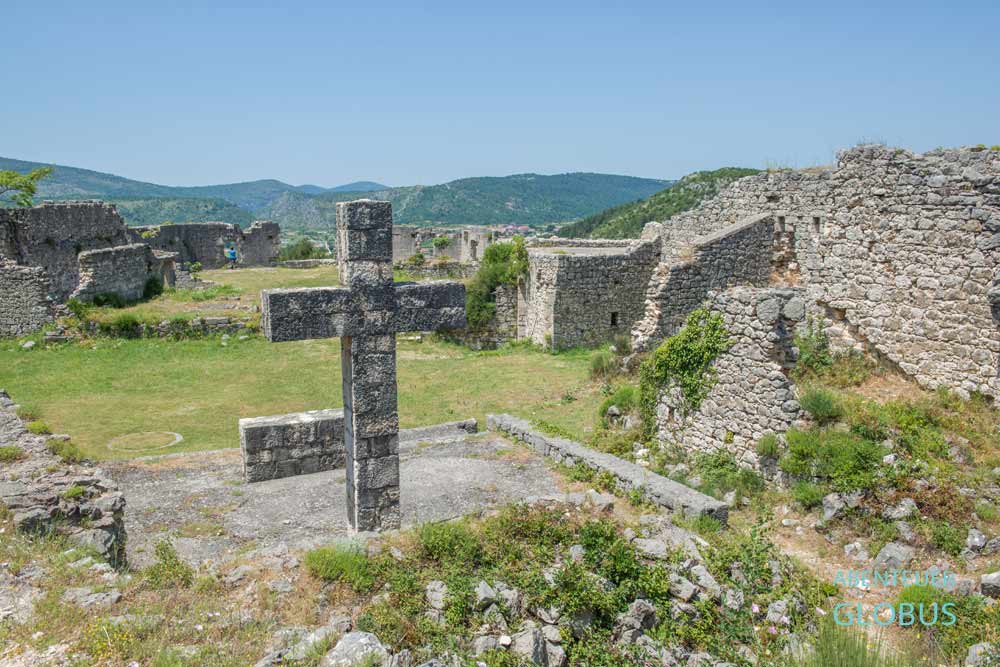 Oberer Bereich mit Steinkreuz der Festung Vidoski (Stari Grad Vidoski oder Stari Grad Stolac) 