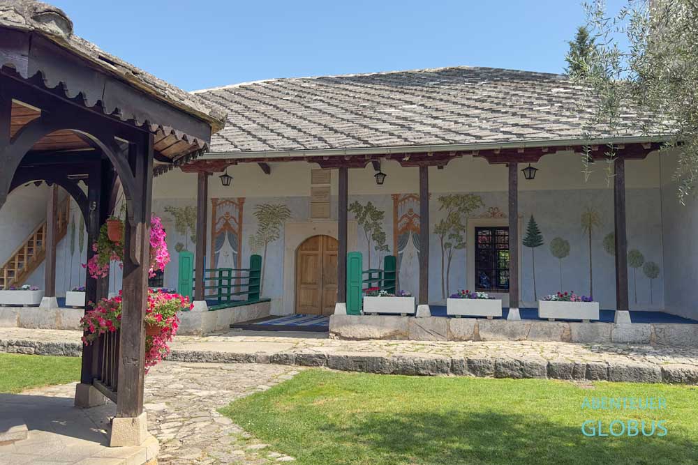 Sultan Selim Moschee in Stolac: Vorhalle mit floralen Motiven