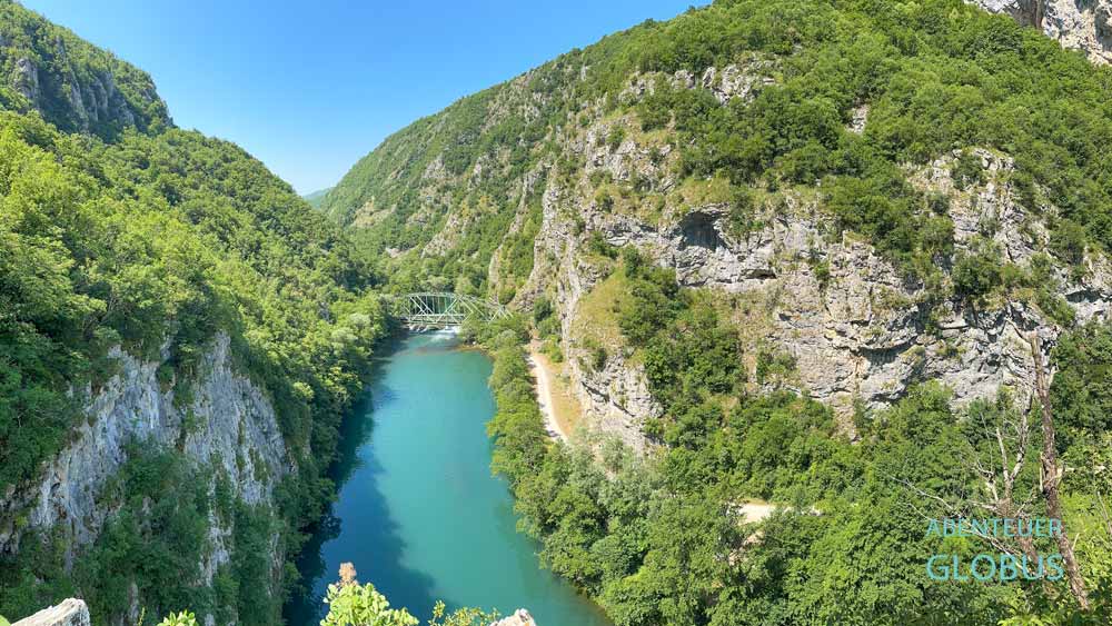 Una-Nationalpark, Martin Brod: Blick vom Aussichtspunkt Stijena auf dem Fluss Una und die alte Eisenbahnbrücke in der Una-Schlucht