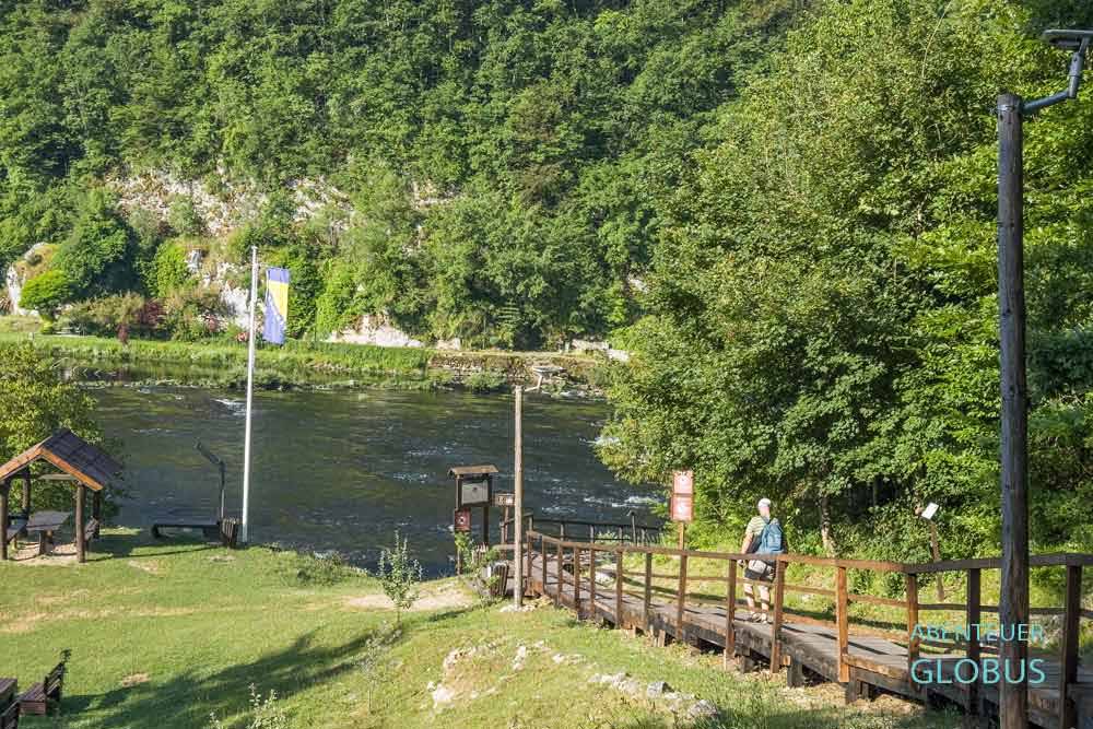 Holztreppen zum Wasserfall Strbacki Buk im Una-Nationalpark