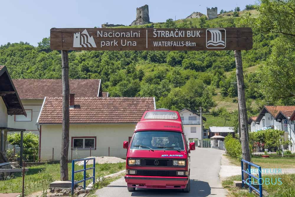 Orasac: Zufahrt zum Wasserfall Strabacki Buk im Una-Nationalpark