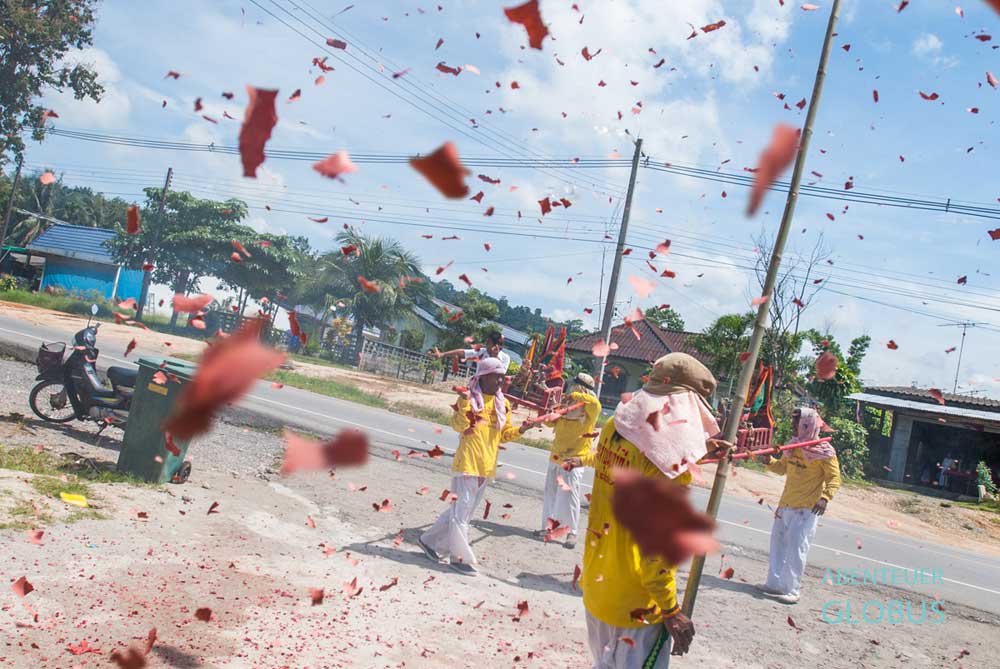 Teile der Böller fliegen durch die Luft und landen auf Haut und  Haar.