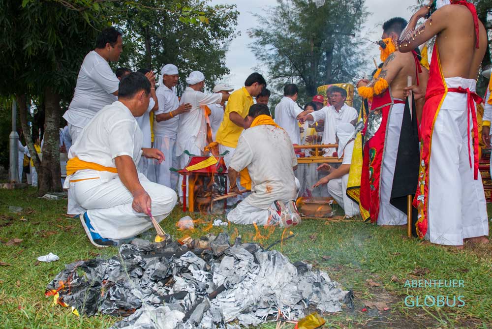 Bevor die Prozession durch die Straßen von Phuket losgeht, werden Feuerrituale abgehalten.