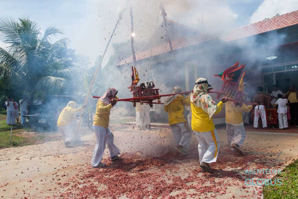 Das Geknalle der Böller vertreibt die bösen Geister beim Fest der neun Kaisergötter.