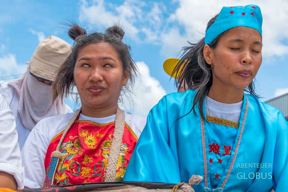 Weibliche Ma Song in Trance – Teil der rituellen Prozession durch Phuket.