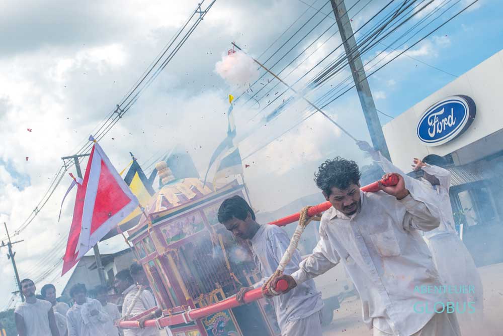 Ohrenbetäubender Lärm: Böller begleiten jede Prozession.