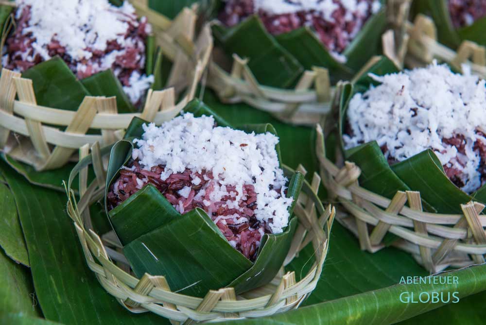 Beliebte Snacks aus Reis mit Kokosflocken