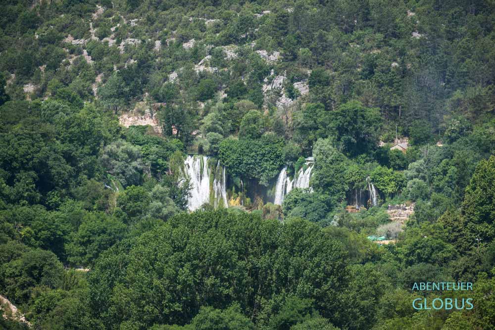 Wasserfall Kravica: Inmitten üppiger Natur stürzt der Fluss Trebizat hinab.