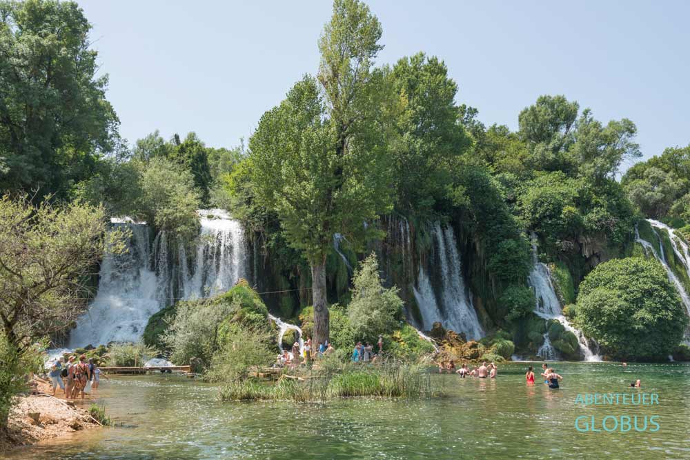 Baden und Schwimmen im Pool vom Wasserfall Kravica