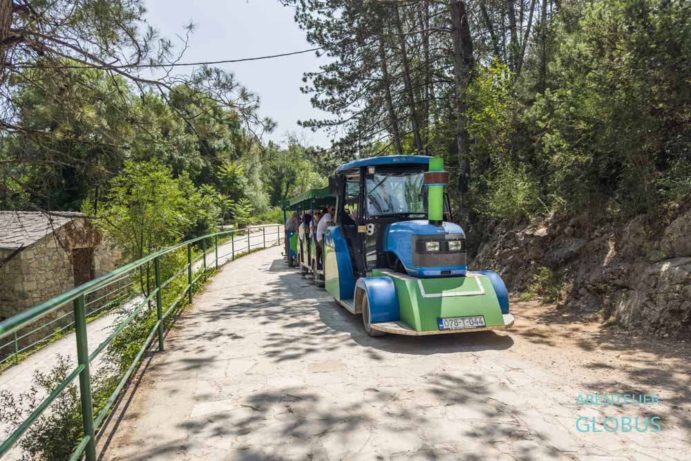 Touristenbahn zum Wasserfall Kravica