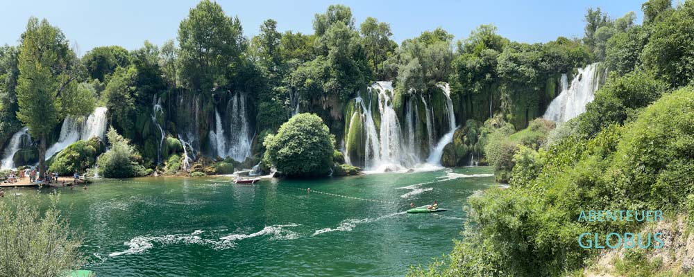 Bootstrip auf dem Fluss Trebizat am Wasserfall Kravica 