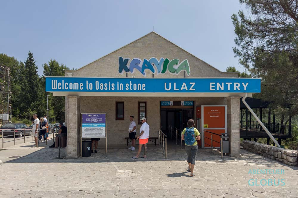 Eingang zum Wasserfall Kravica, der "Oase aus Stein"