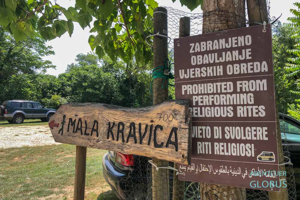 bei Ljubuski: Wanderschild zum kleinen Wasserfall Kravica (Mala Kravica)