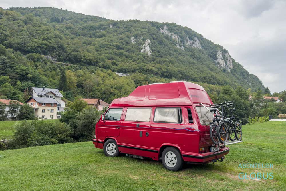 Roter VW T3 Westfalia Atlantic auf den Autokamp Jajce, Bosnien und Herzegowina