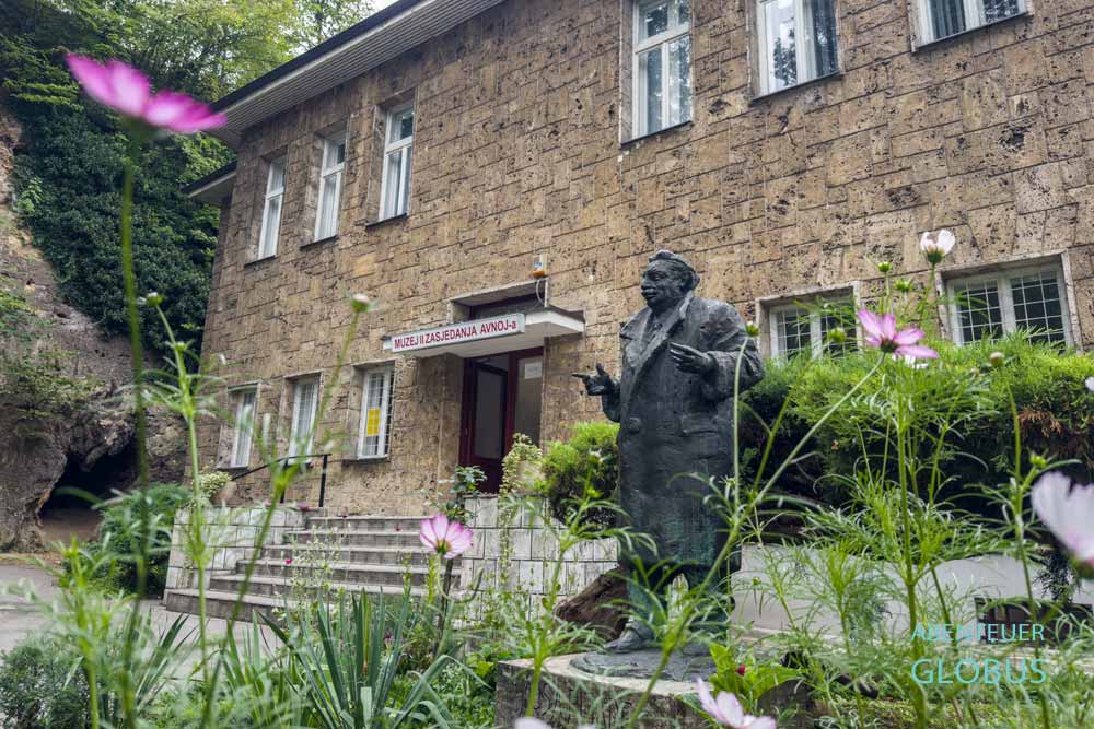 Jajce: AVNOJ Museum und Statue vom Kommunisten Mosa Pijade