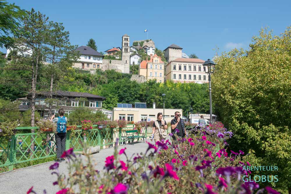 Stadtansicht Jajce von der Fußgängerbrücke Plivski Most über den Fluss Pliva