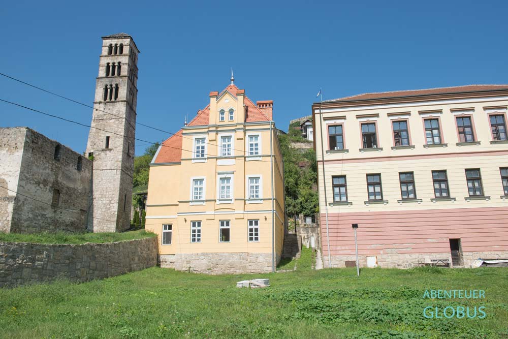 Von rechts nach links: St-Lukas-Turm der Kirche Hl. Marien, Kulturhaus und Ethnologisches Museum Jajce
