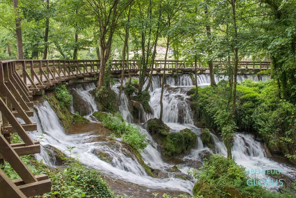 Jajce: Liebesbrücke (Bridge of Love oder Most Ljubavi) mit Wasserfällen am Kleinen Pliva See