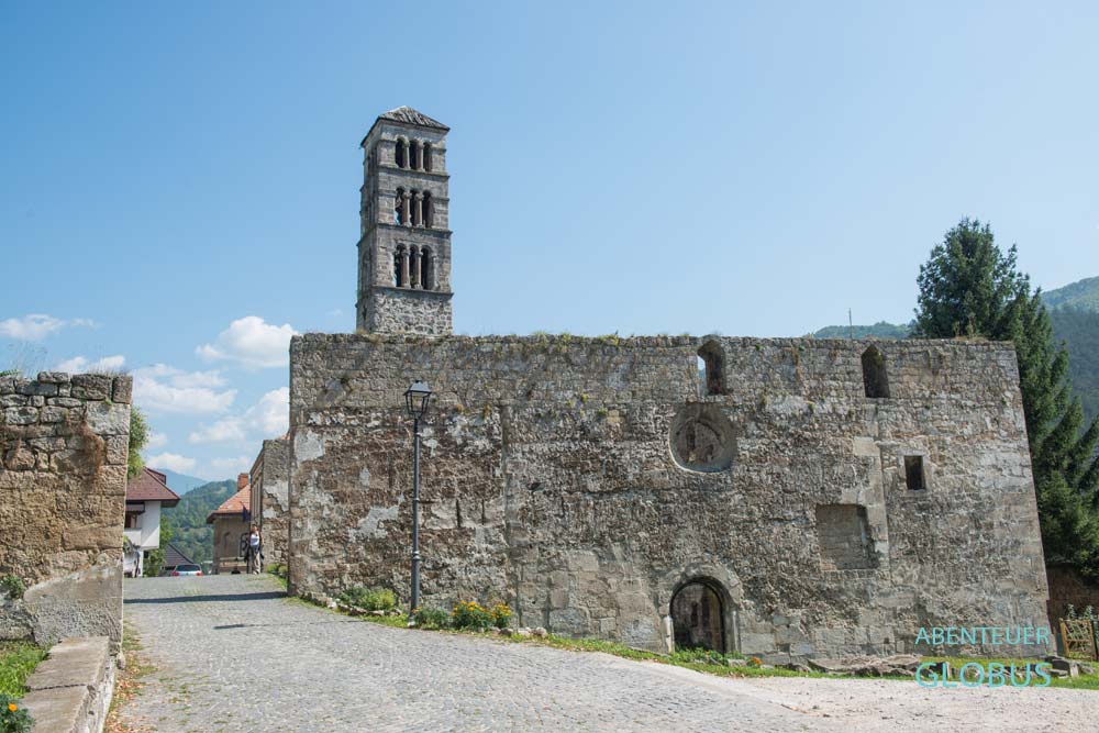 Kirche Hl. Marien mit Sankt-Lukas-Glockenturm in Jajce