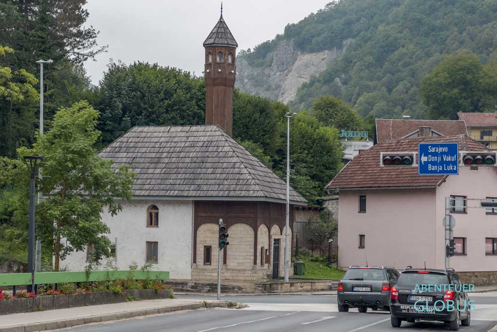 Moschee Ibrahim Begova mit Holzminarett in Jajce