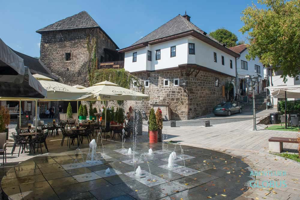 Altstadt von Jajce: Omerbeg Haus (bosnisch Omerbegova Kuca) und Travnik-Stadttor