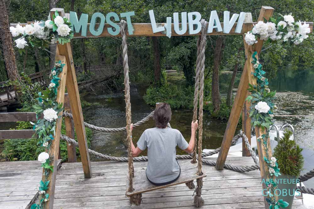 Beliebtes Fotomotiv in Jajce: die Schaukel an der Bridge of Love (Most Ljubavi oder auf Deutsch Liebesbrücke)