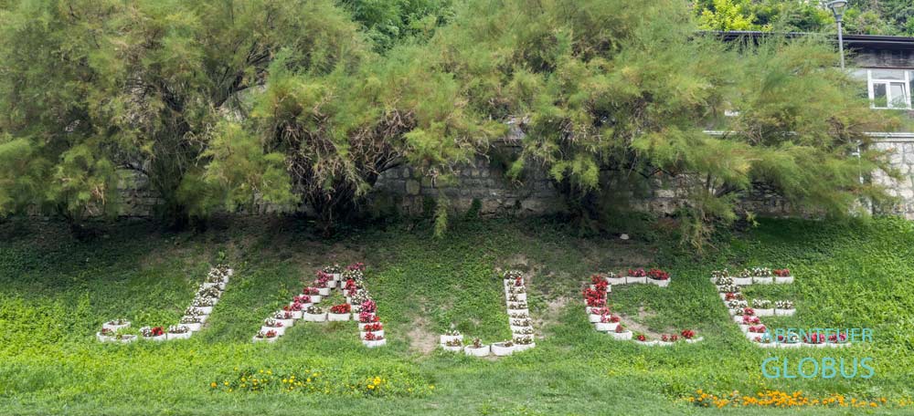 Schriftzug Jajce im Park nahe der Brücke Plivski Most