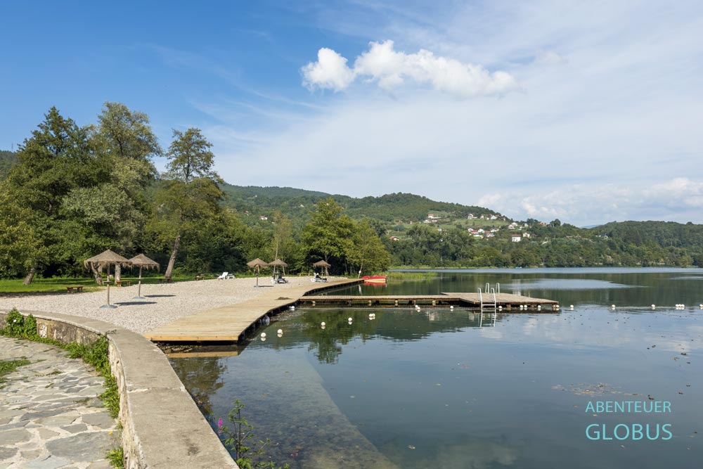 Strand Plaza Malo Jezero am Kleinen Pliva-See
