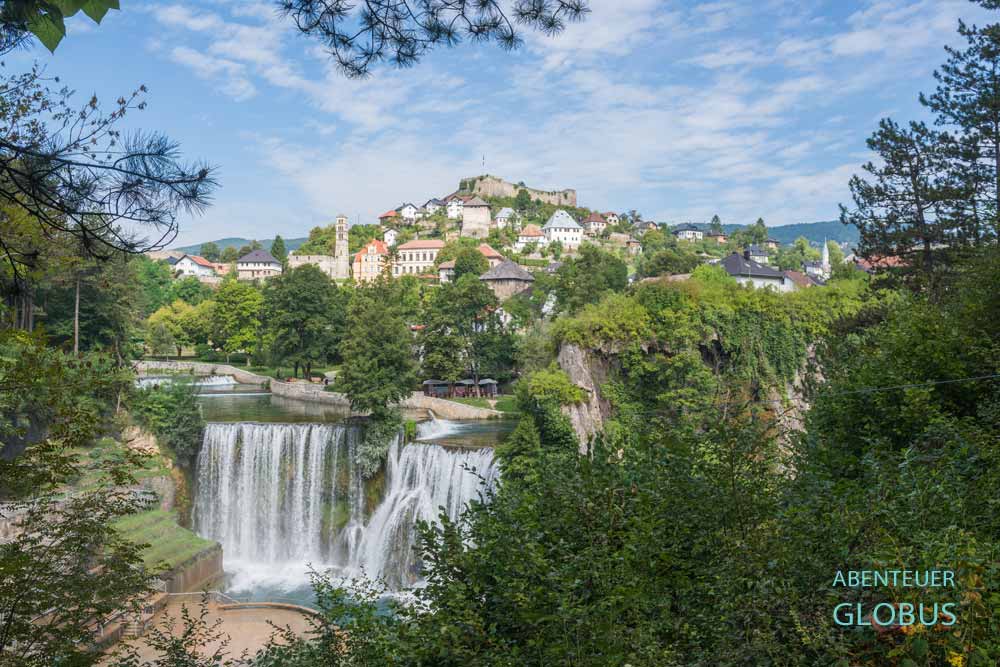 Stadtansicht von Jajce mit der Altstadt und der Top-Sehenswürdigkeit, dem Wasserfall Pliva. 