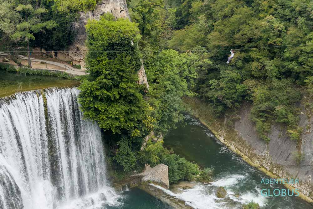 Zipline über den großen Pliva Wasserfall in Jaice