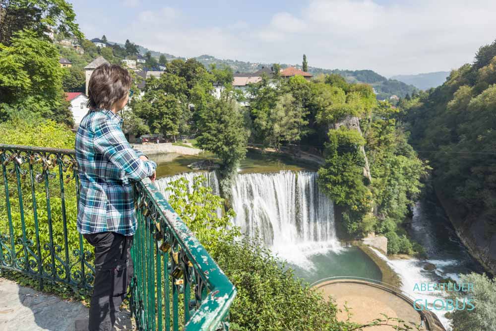 Am Wasserfall Pliva: Aussicht vom Jajce Waterfall Viewpoint 