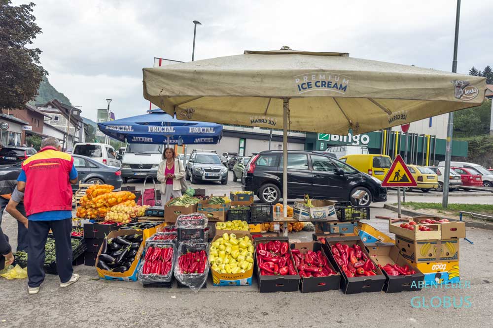 Jajce: Wochenmarkt (Gradska Trznica Pijaca) vor dem Supermarkt Bingo