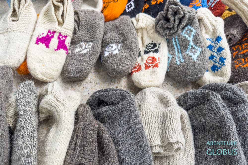 Jajce, Wochenmarkt (Pijaca) vor dem Supermarkt Bingo: hangefertigte Wollsocken