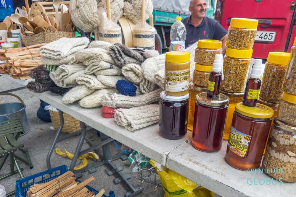 Wochenmarkt (Gradska Trznica Pijaca) in Jajce: Honigprodukte und Wollsocken