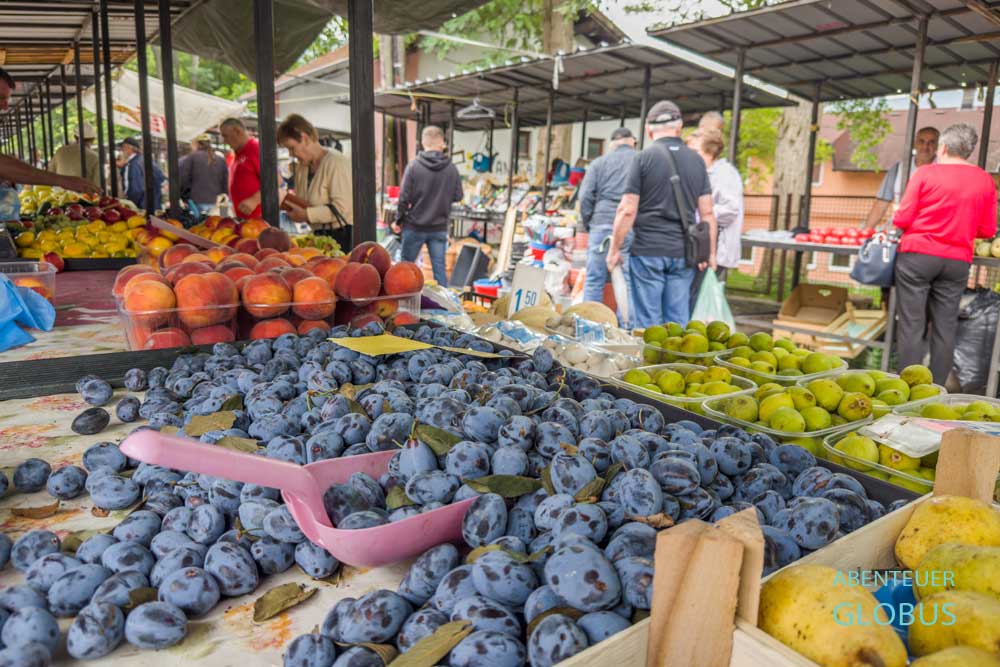 Jajce, Wochenmarkt (Gradska Trznica Pijaca) vor dem Supermarkt Bingo: Obstverkauf