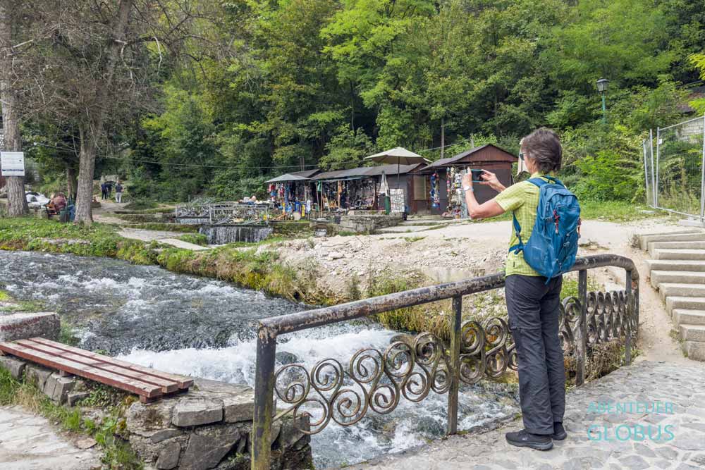 Das Wasser der Blauen Quelle mündet ein Stück weiter in den Fluss Lasva, der durch Travnik fließt.