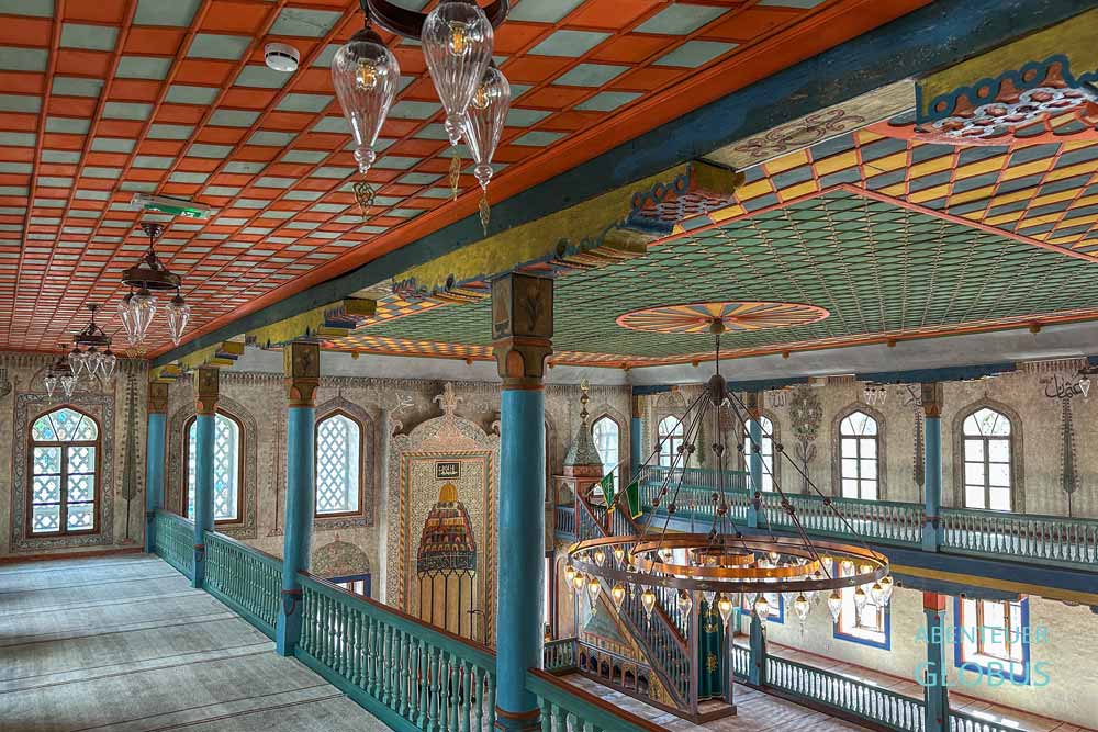 Travnik: die Bunte Moschee (auch Sarena Moschee oder Sulejmanija Dzamija), Gebetssaal und Emporen